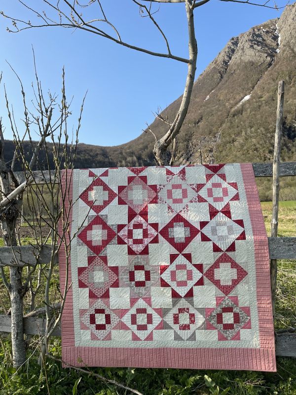 Til Inspirasjon - Meadowland quilt i rødt