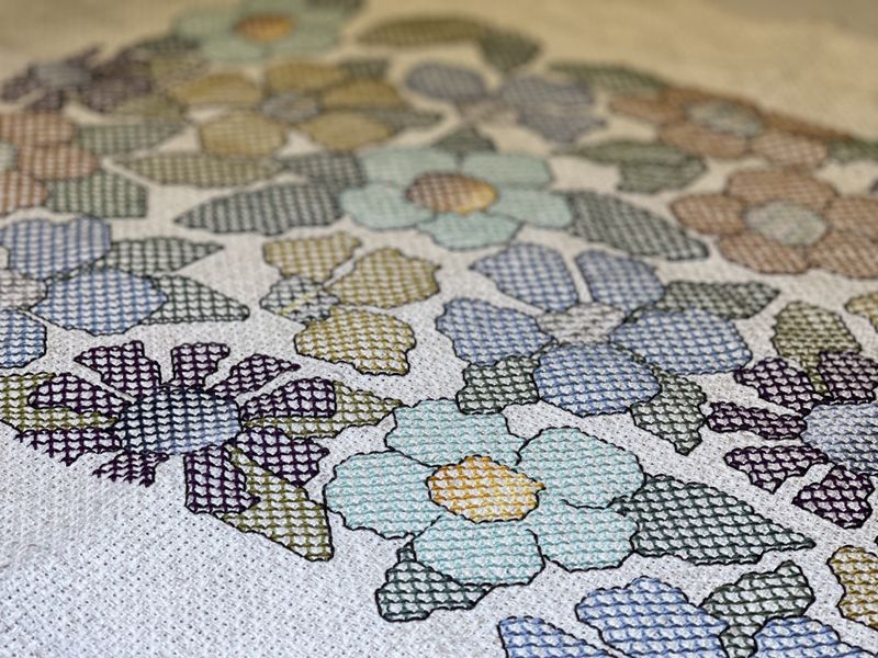 Blomsterkurv - mønster på brodert veske