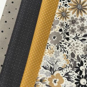 Karoline - pakke med orginalstoffer  og okerfarget stoff med prikker ,nok til veske og pung