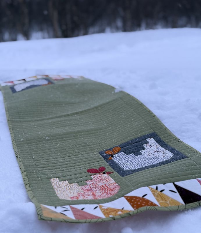 Log Cabin-inspirerte høner - materialpakke løper med okerfarge bunn